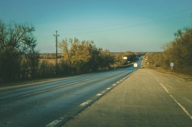 Gün batımında uzun yol asfalt.