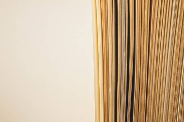 Eski kitap sayfalarını görüntüleyin. Eğitim ve bilgelik kavramı.