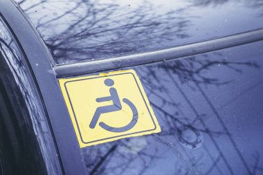 Araba camına Engelli işareti.