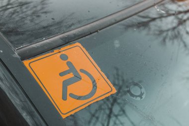Araba camına Engelli işareti.