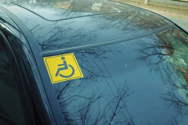 Behindertenschild an der Autoscheibe. — Stockfoto