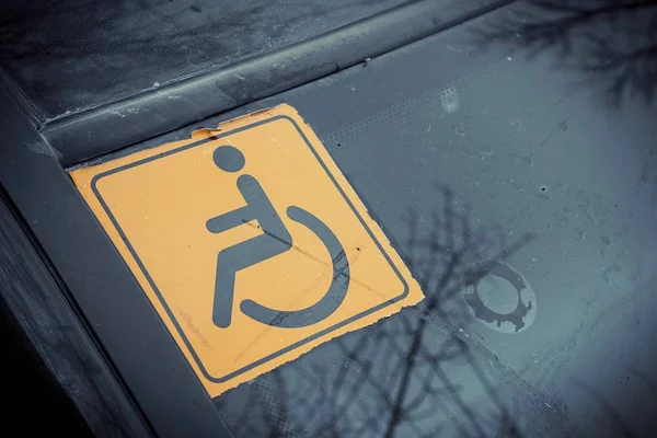 Disabled sign on the car glass. — Stock Photo, Image