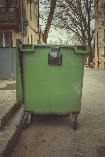 Oude groene afvalcontainers op straat. — Stockfoto