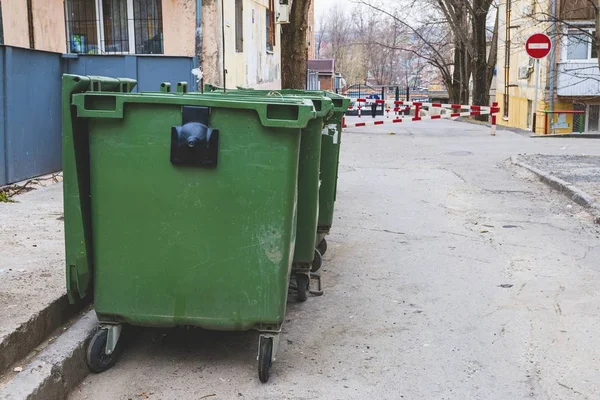 Старі зелені смітники на вулиці . — стокове фото