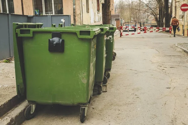 Старі зелені смітники на вулиці . — стокове фото