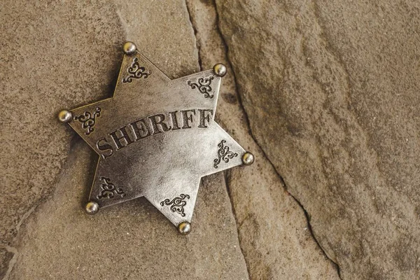 Бейдж шерифу на фоні натурального каменю . — стокове фото