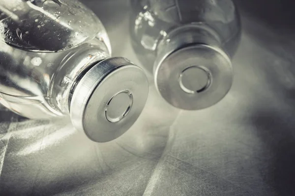 Flacons de médecine en verre avec liquide . — Photo