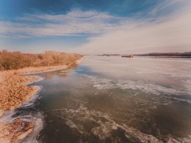 Kargo gemisi güzel donmuş nehir.