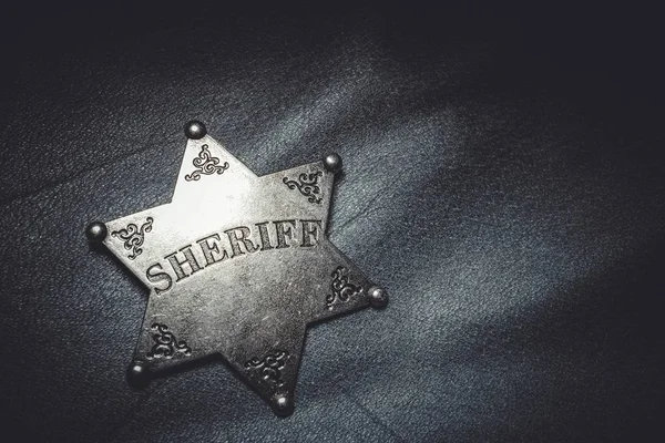 Şerif rozeti gri deri doku arka plan üzerinde. — Stok fotoğraf