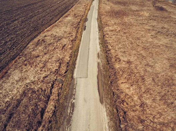 Landweg in de lentetijd. — Stockfoto