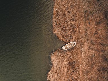 Eski nehir kıyısında bahar zamanında teknede.