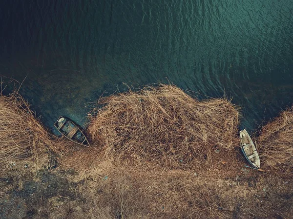 Gammal båt på flodbank i vårens tid. — Stockfoto