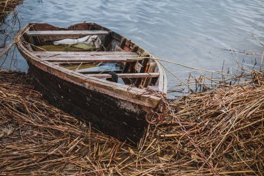 Eski nehir kıyısında bahar zamanında teknede.