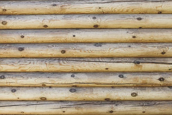 Väggen i den lantligt hus gjorda av trä loggar. — Stockfoto