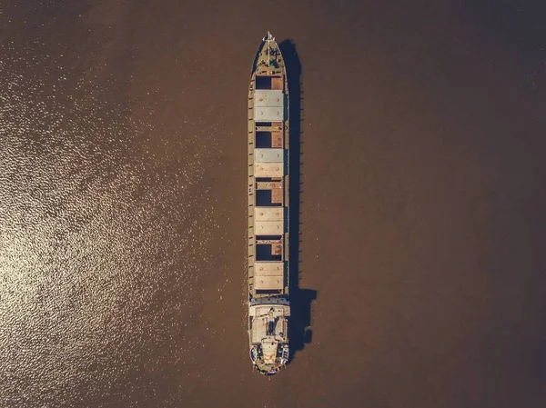 Vista aérea do navio de carga em movimento . — Fotografia de Stock