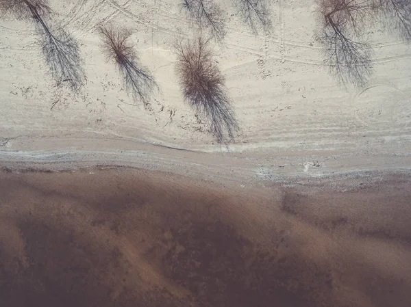 Luchtfoto van de rivier en strand in de lentetijd. — Stockfoto