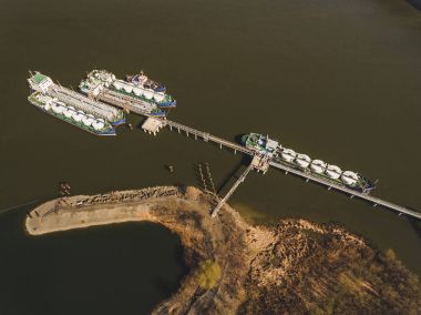 Petrol tankeri don Nehri üzerinde.