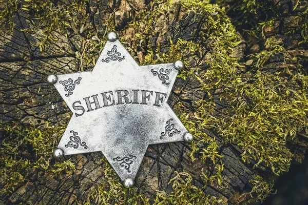 Sheriff badge op houten achtergrond. — Stockfoto