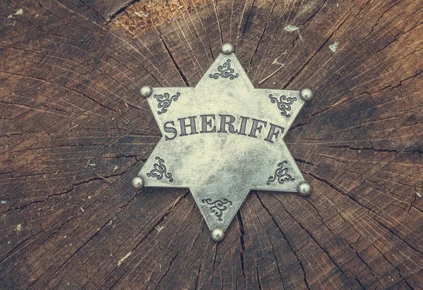 Sheriff badge op houten achtergrond. — Stockfoto