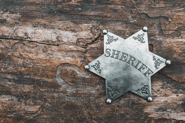 Insignia Sheriff sobre fondo de madera . —  Fotos de Stock