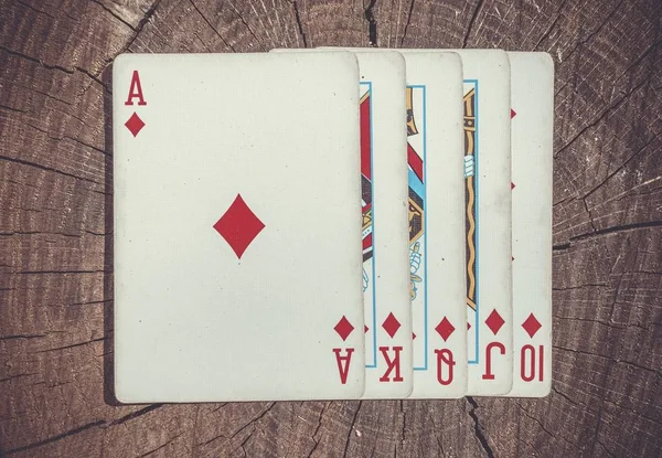 Jogando cartas na superfície de madeira . — Fotografia de Stock