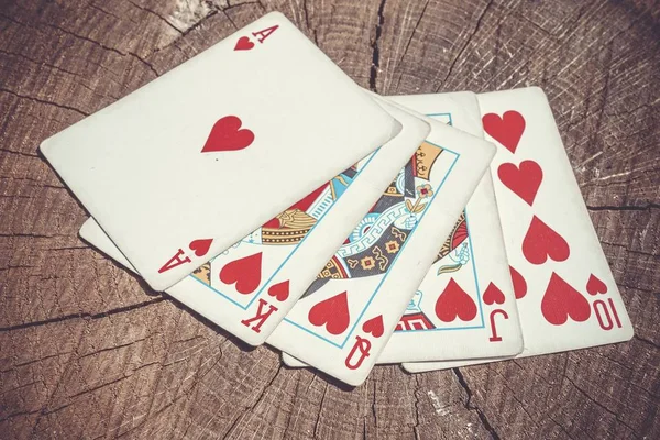 Jogando cartas na superfície de madeira . — Fotografia de Stock