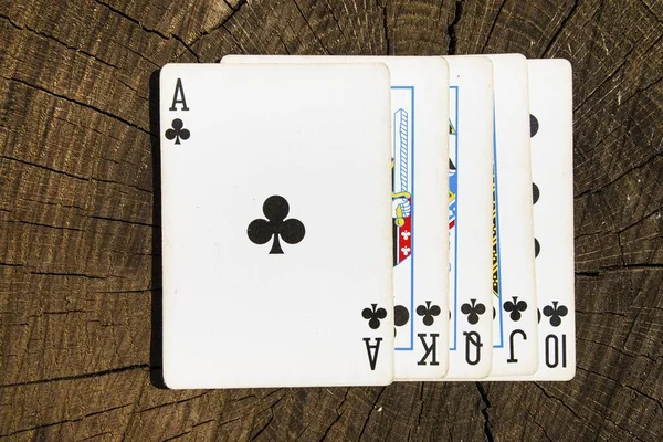 Jogando cartas na superfície de madeira . — Fotografia de Stock