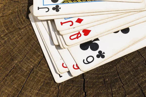 Jogando cartas na superfície de madeira . — Fotografia de Stock