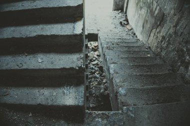 Terk edilmiş evde eski merdiven.