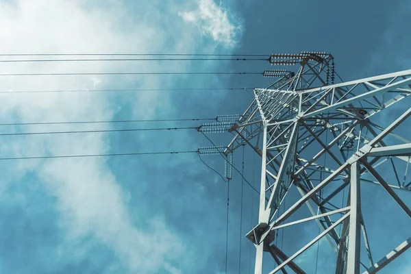 雲と青空の高圧鉄塔. — ストック写真