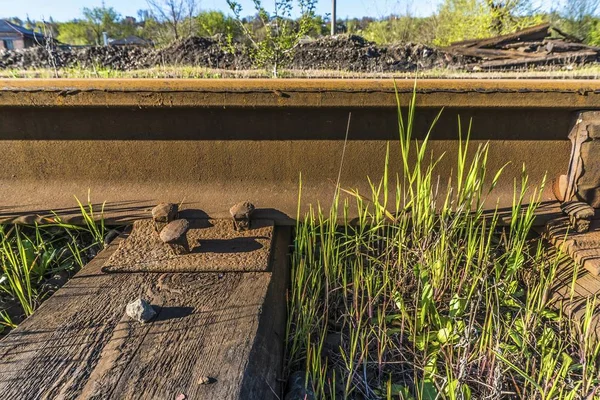 Rails en acier boulonnés sur des traverses de chemin de fer en bois . — Photo