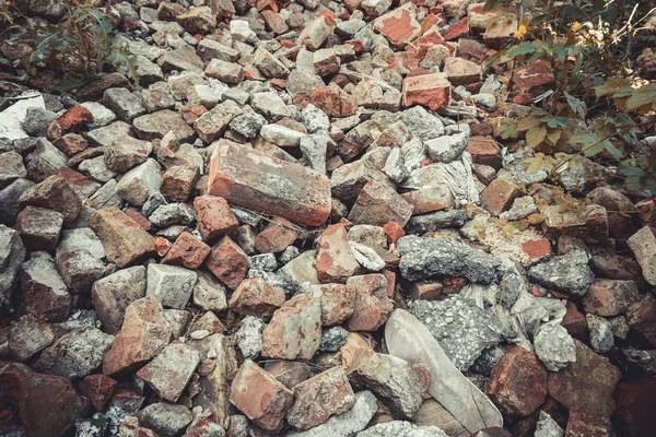 Montón de ladrillos rojos rotos con basura . —  Fotos de Stock