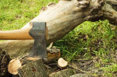 Balta Kereste kesme için hazır.