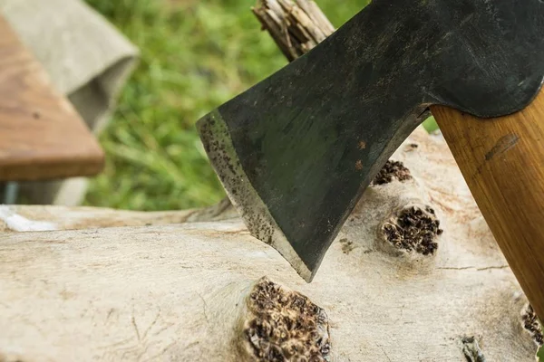 Bijl klaar voor het snijden van hout. — Stockfoto