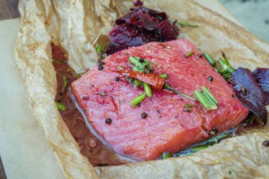 Delicious Marine pancar, biber, dereotu ve diğer baharatlar ile Somon fileto.