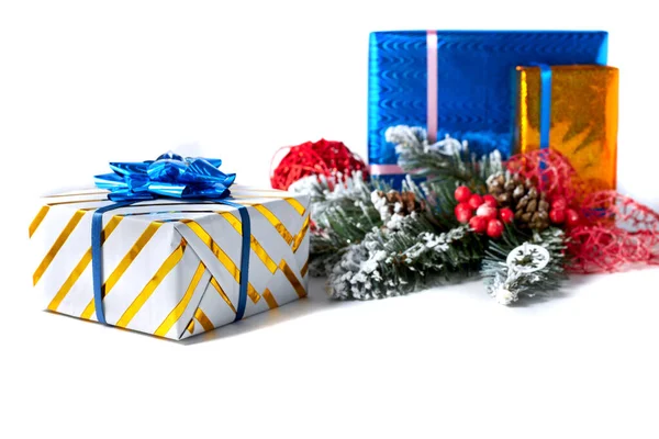 Güzel hediye kutuları ve beyaz arka planda Noel süslemeleri.. 