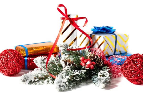 Beyaz arka planda hediye kutuları ve Noel süslemeleri. 
