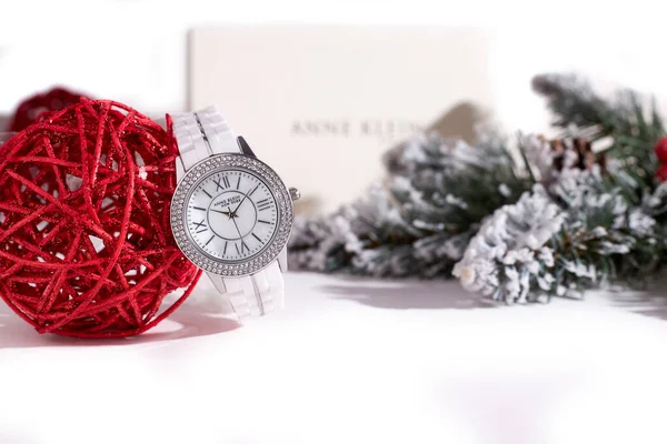 Saint-Petersburg / Rusya - 7 Aralık 2019: Beyaz Anne Klein kol saati ve beyaz arka planda Swarovski Kristalleri. Noel kompozisyonu.