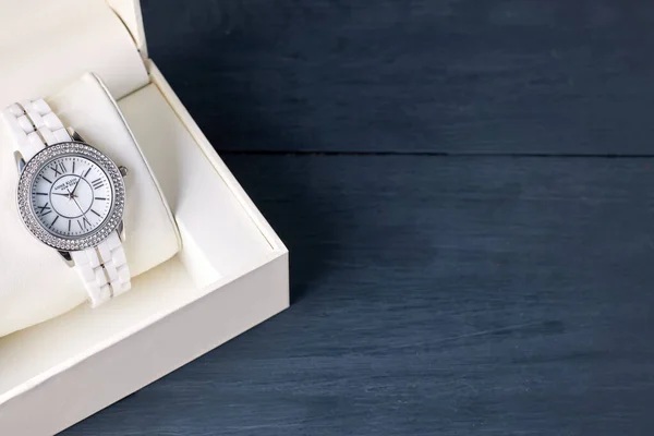 Saint-Petersburg / Rusya - 7 Aralık 2019: Beyaz Anne Klein kol saati ve Swarovski kristalleri tahta arka planda beyaz bir kutuda. Boşluğu kopyala.