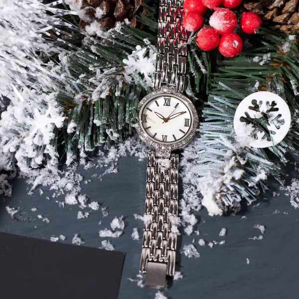 Christbaumzweig Und Eine Silberne Armbanduhr Mit Swarovski Kristallen Auf Dunklem — Stockfoto