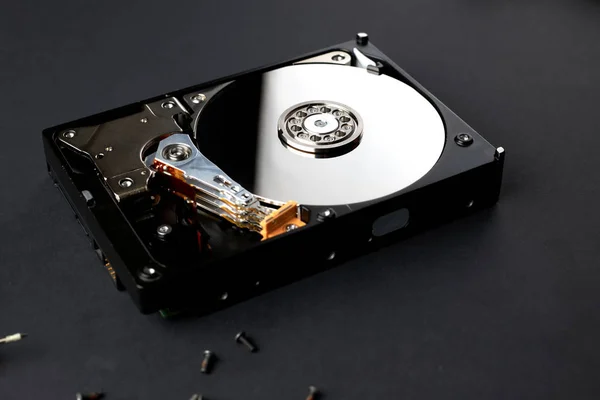 Bilgisayardan Parçalanmış Hard Disk Ayna Efektli Kapak Siyah Yüzey Üzerinde — Stok fotoğraf