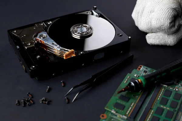 Repairs Broken Computer Hard Disk Drive Engineer Disassembled Hard Drive — Stock Photo, Image