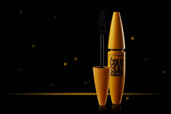 Saint-Petersburg / Rusya - Şubat 2020: Mascara Maybelline% 100 Black. Siyah Maskara Tüpü ve Fırça.