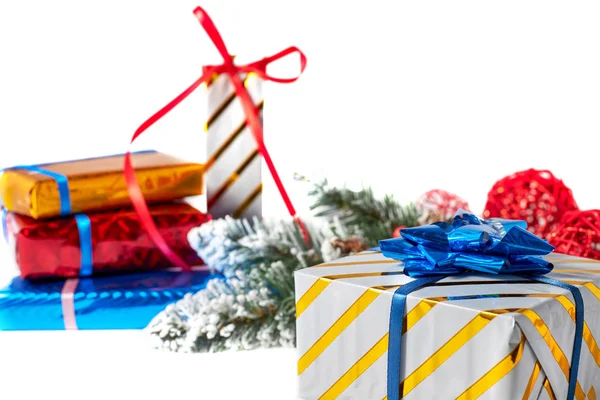 Güzel hediye kutuları ve beyaz arka planda Noel süslemeleri..