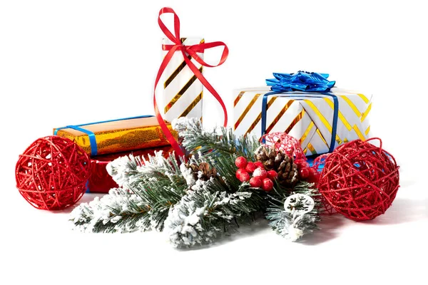 Noel süsü, hediye kutuları ve beyaz arka planda kırmızı zarf. Noel dekorasyonu arka planı.
