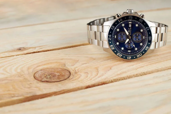 Saint-Petersburg / Rusya - Şubat 2020: Invicta Pro Diver 45 mm Men 's Watch Quartz. Ahşap bir masada mavi kadranlı paslanmaz çelik kol saati..