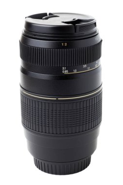 Siyah kamera merceği beyaz arkaplanda izole edilmiş. Telefoto zum optiği kullan