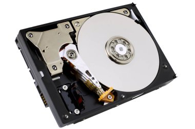 Sabit disk beyaz arkaplanda izole edildi. Bir bilgisayarın korunmasız HDD veri deposu, aygıtın içindeki manyetik disk ve elektronik bileşenleri gösterir.