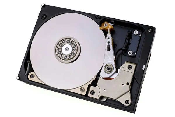 Sabit disk beyaz arkaplanda izole edildi. Bir bilgisayarın korunmasız HDD veri deposu, aygıtın içindeki manyetik disk ve elektronik bileşenleri gösterir.