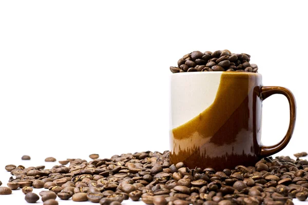 Spridda Kaffebönor Och Kopp Full Kaffebönor Isolerade Vitt — Stockfoto